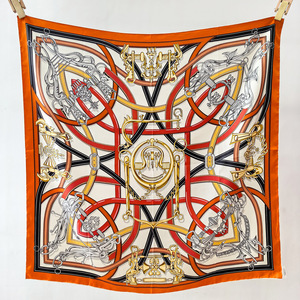 Foulard en Soie 90x90cm 14mm en Soie Sergée à Ourlet Roulotté à la Main, Motif Numérique Sérigraphié, Carré, Vente en Gros - Product Image 1