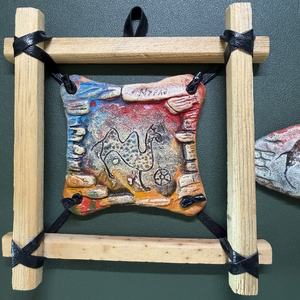 Imán y Colgante de Arcilla Hechos a Mano con Petroglifos Antiguos de Tamaño Mediano - Decoración de Manifestación y Sanación Mística para Navegador del Desierto - Product Image 5