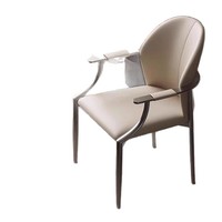 Chaise de salle à manger moderne en métal et acier avec revêtement en cuir doré et pieds dorés, mobilier de luxe pour salle à manger, maison ou bureau