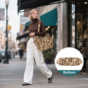 Sac à bandoulière matelassé en polyester pour femme, grande capacité, motif girafe, personnalisable avec logo, idéal pour le week-end – Nouvelle collection très prisée - Product Image 6