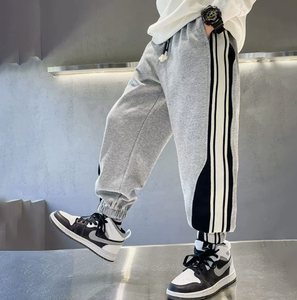 Nuovi <span class=keywords><strong>Pantaloni</strong></span> Casual da <span class=keywords><strong>Ragazzo</strong></span> 2025 con Strisce Laterali in Maglia Traspirante, <span class=keywords><strong>Pantaloni</strong></span> Sportivi alla Moda per Adolescenti, Nero e Grigio - Product Image 2
