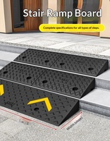 Rampe d'accès triangulaire épaissie antidérapante pour trottoirs et escaliers, idéale pour les collectivités et l'utilisation en rue