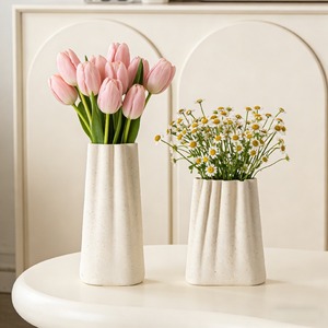 Vaso in Ceramica MSH Moderno Bianco <span class=keywords><strong>con</strong></span> Design a Petali Increspati e Texture in Pietra, Ornamento Decorativo per Libreria e Fiori - Product Image 1