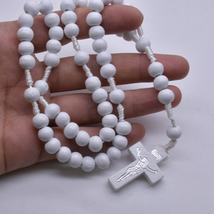Collier chapelet en perles de bois blanc avec pendentif croix, chaîne de pull unisexe, bijou cadeau pour usage religieux - Product Image 4