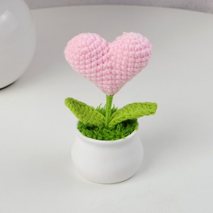 Vente en gros usine – Fleur en forme de cœur d'amour au crochet faite à la main dans un pot, support tricoté – Décoration de bureau mignonne, cadeau pour professeur, ami - Product Image 5
