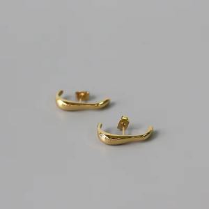 Boucles d'oreilles Huggie en acier inoxydable hautement poli Manchette d'oreille hypoallergénique imperméable avec placage à l'or et goujons en zircon délicats - Product Image 5