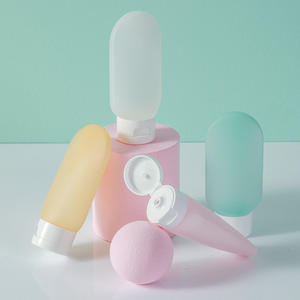 Set de viaje con botellas flocadas para cosméticos, subenvasado de limpiador facial, desinfectante de manos, botella de plástico para envasado. - Product Image 4