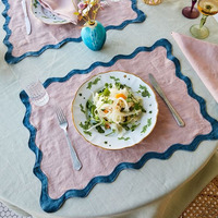 Serviettes et sets de table réutilisables en lin français naturel, faits à la main, pour mariage, avec ourlet festonné et passepoil.