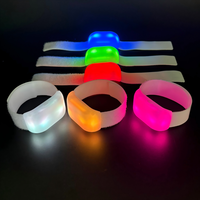 Bracelets LED portables style romantique avec télécommande 433 MHz, 15 couleurs LED, portée 1000 m, fermeture auto-agrippante réglable pour fêtes