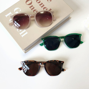 Lunettes de soleil unisexes irrégulières, monture verte, verres en acrylique, protection UV 100%, type 3, pour activités de plein air et mode - Product Image 2