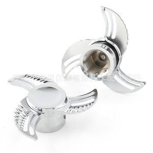 Cubierta de Eje Delantero para Harley, de Aluminio CNC, con Diseño de Aspas Giratorias, Color Negro con Cromado Dorado - Product Image 2