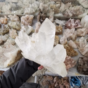 Venta al por mayor de cristales de cuarzo natural blanco transparente, grandes grupos de citrino ahumado, puntos de piedra de cuarzo en bruto curativos a la venta - Product Image 4