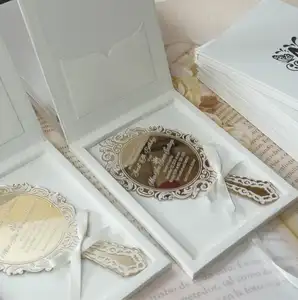 Caixa de convite de quinceanera 16 para presente, luxuosa e chique, com espelho de marfim, ouro e acrílico, personalizada com pingente de príncipe