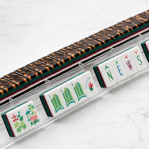 Mahjong américain en acrylique à imprimé léopard, un ensemble complet de tuiles de mahjong de style américain pour les loisirs - Product Image 1