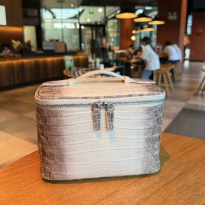 Custom Large Crocodile PU Cosmetic Bag Organizer Beauty Case Genuine Leather Zipper Make up Bag Travel <b>Storage</b> Bag - Product Image 3