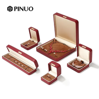 Boîte d'emballage de bracelet en cuir PU de luxe, forme carrée, avec fermoir à boucle, gaufrée unie, fabrication OEM/ODM par l'usine Pinuo de Shenzhen