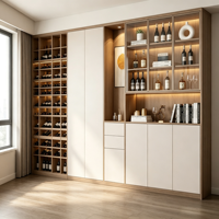 Armoire à vin murale intégrée en chêne massif de couleur neutre avec vitrine de rangement dissimulée pour la décoration intérieure résidentielle