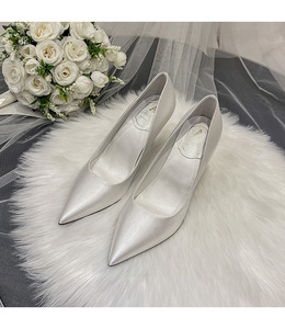 Tacones Bajos Blancos de Seda Personalizados y Económicos, Talla 43, Punta en Pico, Estilo Pirámide para Novia, para Boda - Product Image 5