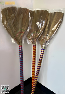 Escoba de Paja Vietnamita / Escoba de Hierba para Limpiar el Hogar con Mango de Madera, Alta Calidad, Lista para Exportar, Eco2go Vietnam - Product Image 1