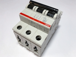 Disjoncteur miniature 2CDS253001R0634 S203-C63 pour contrôleurs PLC - Product Image 5