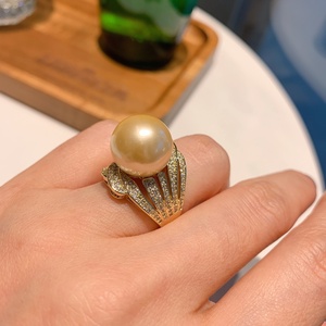Bague Coquillage Doré Grande Taille 14MM en Cuivre Plaqué Or Écologique de Haute Qualité pour Femme – Vente en Gros, Raffinée pour le Quotidien - Product Image 1
