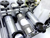 Machine de production automatique de pantoufles jetables : le produit fini est formé, embossé soigneusement et solidement, la pointe est plate.