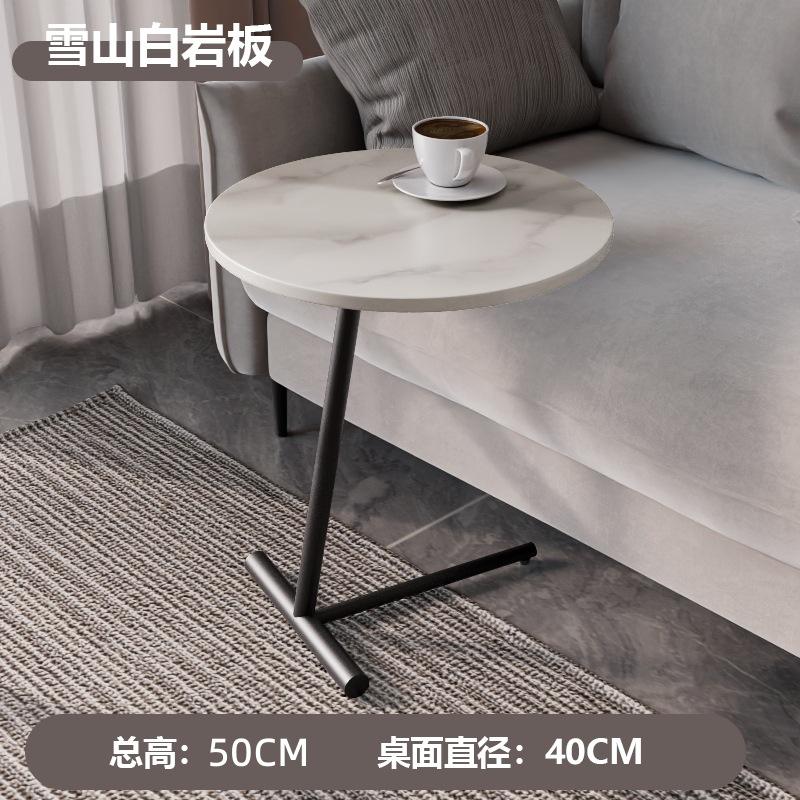 Planche de roche blanche de montagne de neige de pied noir