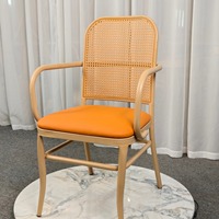 Fauteuil à dossier haut en rotin PP avec accoudoirs en bois courbé et assise rembourrée pour l'hôtellerie, le bureau à domicile et les espaces publics (OEM/ODM)