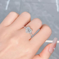 Anello di fidanzamento di lusso con diamante a cuore a 3 griffe e gambo dritto in platino Pt950, con diamante fantasia coltivato in laboratorio