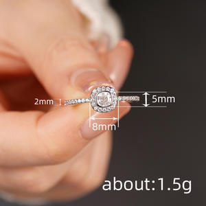 Anello di fidanzamento da donna in oro bianco con diamante taglio brillante rotondo naturale colore G, design a halo - Product Image 4