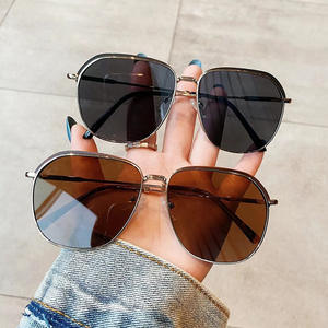 Lunettes de soleil aviateur élégantes pour femmes, monture dorée, verres gris, protection UV400, design irrégulier, type 3, pare-soleil - Product Image 3