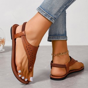 Sandalias casuales de verano 2025 para mujer, sandalias planas con clip para el dedo, tendencia de moda transfronteriza, tallas grandes, de gelatina. - Product Image 3
