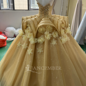 Vestido de Fiesta de Quinceañera de Lujo Mc028 Dorado con Corsé Pesado Bordado, Apliques Florales 3D, Vestido de Gala con Cola Capilla 100% Poliéster - Product Image 6