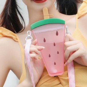 Gobelet en plastique créatif et écologique en forme de pastèque avec sangle pour étudiants, idéal pour la rentrée scolaire - Product Image 2
