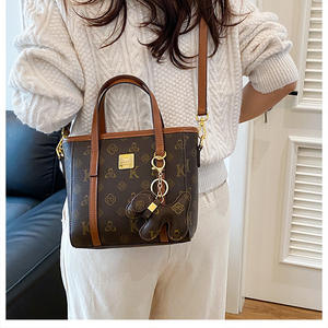 Bolso cuadrado de moda vintage exquisito para mujer, bolso de mano de cuero minimalista personalizado, impermeable, bandolera de un solo hombro - Product Image 6