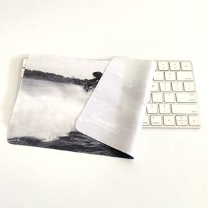 מטלית ניקוי רב תכליתית נגד החלקה עם נקודות סיליקון בעיצובים מותאמים אישית מ-RPET - Product Image 2