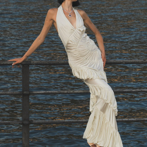 Abito Lungo Bianco Elegante da Donna con Scollo all'Americana a V Profonda, in Pizzo Intrecciato, Vita Naturale, Arricciato e con Volant, Design Personalizzato, per Uso Quotidiano Casual - Product Image 2