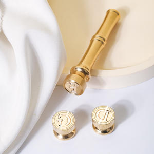 Sello de cera decorativo con mango de bambú y cabeza de cobre de 1.5 cm para letras en miniatura - Product Image 1