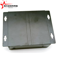 Boîtier en aluminium extrudé noir avec ailettes de refroidissement verticales et supports latéraux pour module PCB d'amplificateur audio réseau