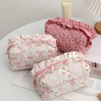 Pochette cosmétique matelassée florale avec bordure à volants, en polyester rembourré, mignonne et portable, pour femmes, OEM ODM