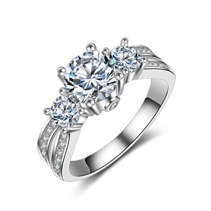 Anello Oversize con Zirconi per Donne, Gioiello da Dito Vintage per Proposta di Matrimonio e Moda - Product Image 1