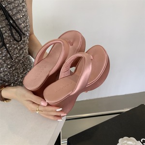 รองเท้าแตะแบบหนีบพื้นสูงสไตล์ฝรั่งเศส รุ่นใหม่ปี 2026 สำหรับผู้หญิง วัสดุ PU เหมาะสำหรับใส่ไปทะเล - Product Image 5