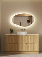 Meuble-lavabo de salle de bain autoportant en chêne clair cannelé, avec tiroirs à fermeture douce, meuble sous-vasque en bois cannelé avec plan de travail et vasque à poser ronde