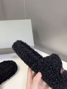 Luxurious High-quality Casual Men's Women's Woolen Warmers Fashionable Embroidery Anti-slip Outdoor Design Cashmere Upper Plush - Product Image 4