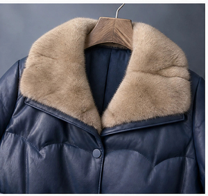 Cappotto in Pelle Imbottito di Media Lunghezza per Donna, Giacca Trapuntata con Bordo in Pelliccia di Visone su Colletto e Polsini - Product Image 4