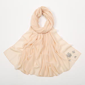 Nuevo diseño personalizado al por mayor de color sólido de Malasia Hijabs mujeres turbante bufanda perla gasa burbuja <span class=keywords><strong>Hijab</strong></span> largo con diamantes de imitación - Product Image 2