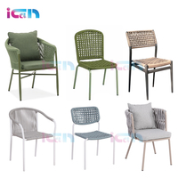 Ensemble de meubles contemporains pour salle à manger : table haute en bois et chaises en corde pour bar et restaurant