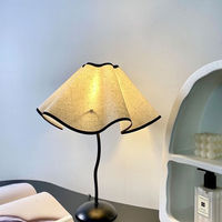 Lampe de table LED nordique de style mid-century moderne en forme de pétale avec télécommande à bouton, veilleuse à intensité variable pour éclairage d'ambiance de chevet