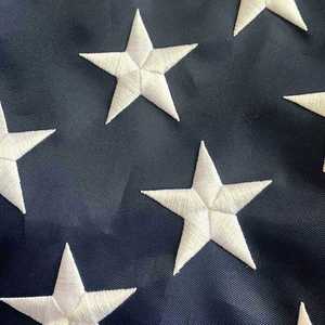 ธงชาติอเมริกันแบบกำหนดเอง ขนาด 3x5 ฟุต ทำจากโพลีเอสเตอร์ทนทาน ปักลายแถบธงแบบเย็บติด พร้อมอุปกรณ์ตกแต่งสำหรับตั้งโชว์ - Product Image 2