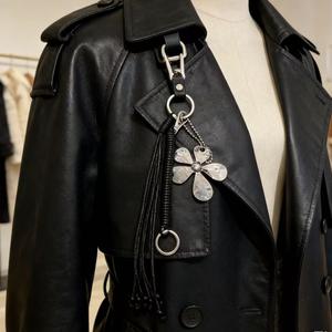 Llavero de aleación vintage con forma de flor, mosquetón con cadena y borla para decoración de pantalones, accesorio de moda. - Product Image 5